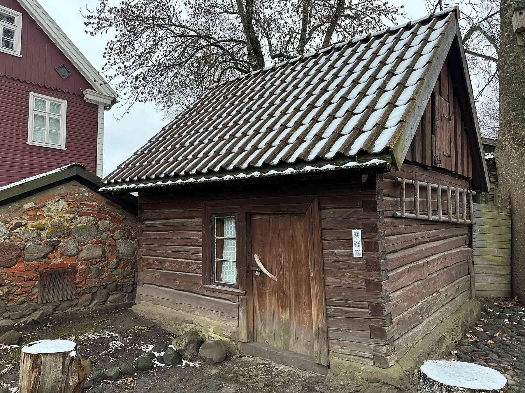 Kreutzwaldi suitsusaun-pesuköök, mis ehitati umbes 18. sajandi keskel ja uuendati 1953. aastal. Pilt on tehtud 8. detsembril 2025. Fotod: KALEV ANNOM